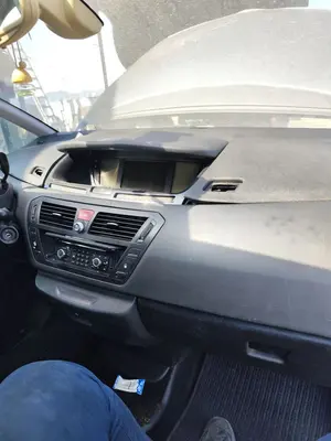 Foto de SALPICADERO CITROEN GRAND C4 PICASSO 1.6 16V HDi FAP (109 CV / 80 KW) foto 5