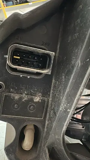 Foto de FARO DERECHO PEUGEOT EXPERT FURGÓN referencia HCR 01 RL 00 A 02  01 foto 3