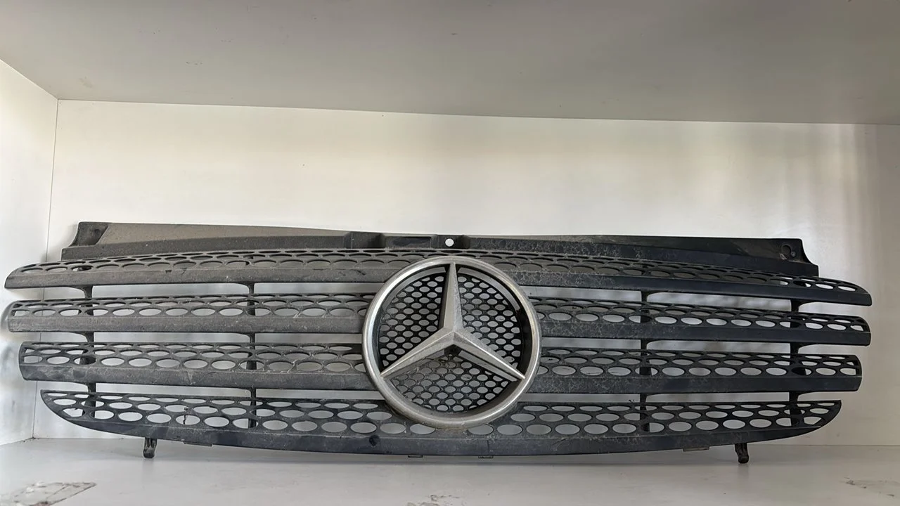 Foto de REJILLA DELANTERA MERCEDES-BENZ VITO FURGÓN (638)