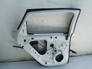 Foto de PUERTA TRASERA IZQUIERDA SEAT LEON (5F1) 1.6 TDI (105 CV / 77 KW) foto 3
