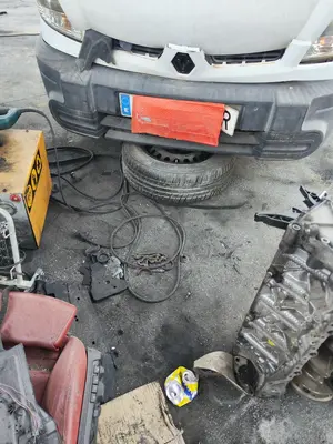 Foto de PARAGOLPES DELANTERO RENAULT KANGOO I (F/KC0) 1.9 dCi Diesel CAT (84 CV / 62 KW)