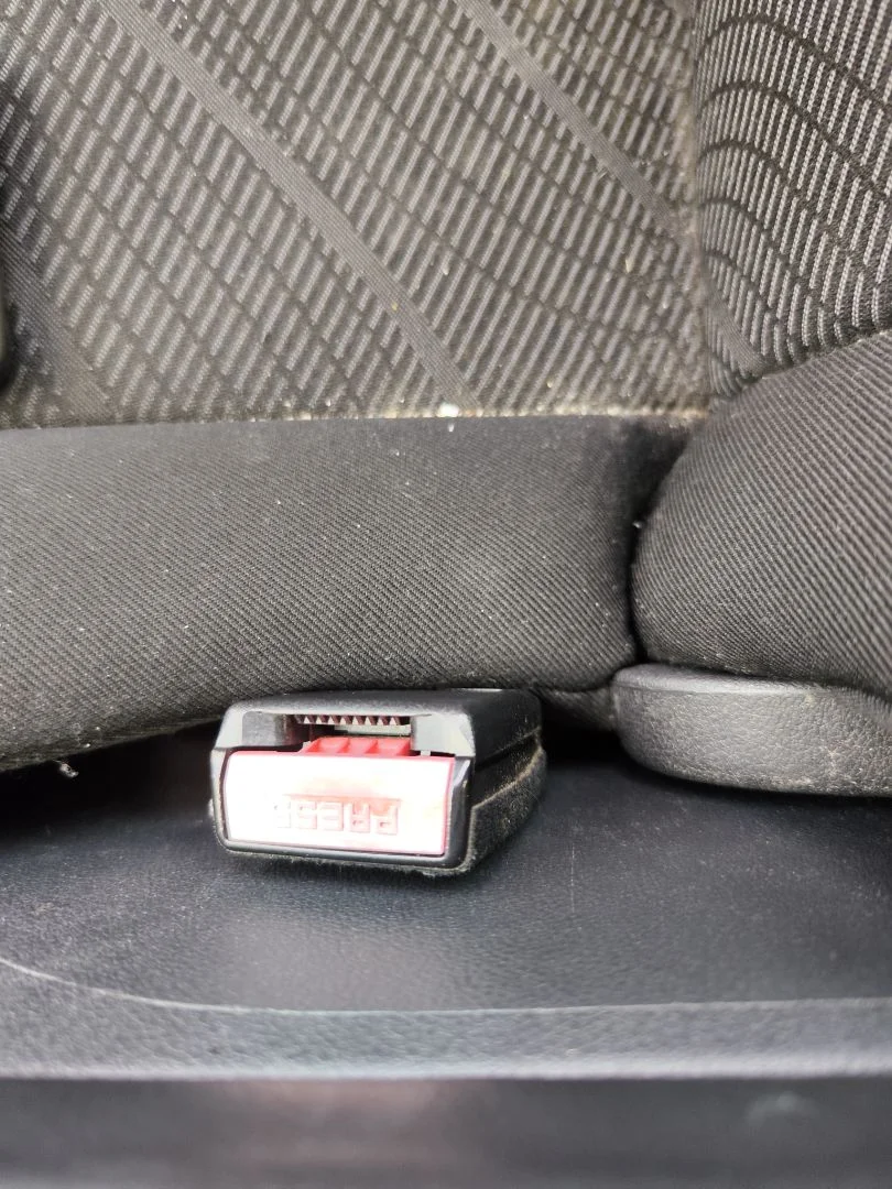 Foto de ENGANCHE CINTURON DELANTERO DERECHO PEUGEOT 308 1.6 16V (120 CV / 88 KW)