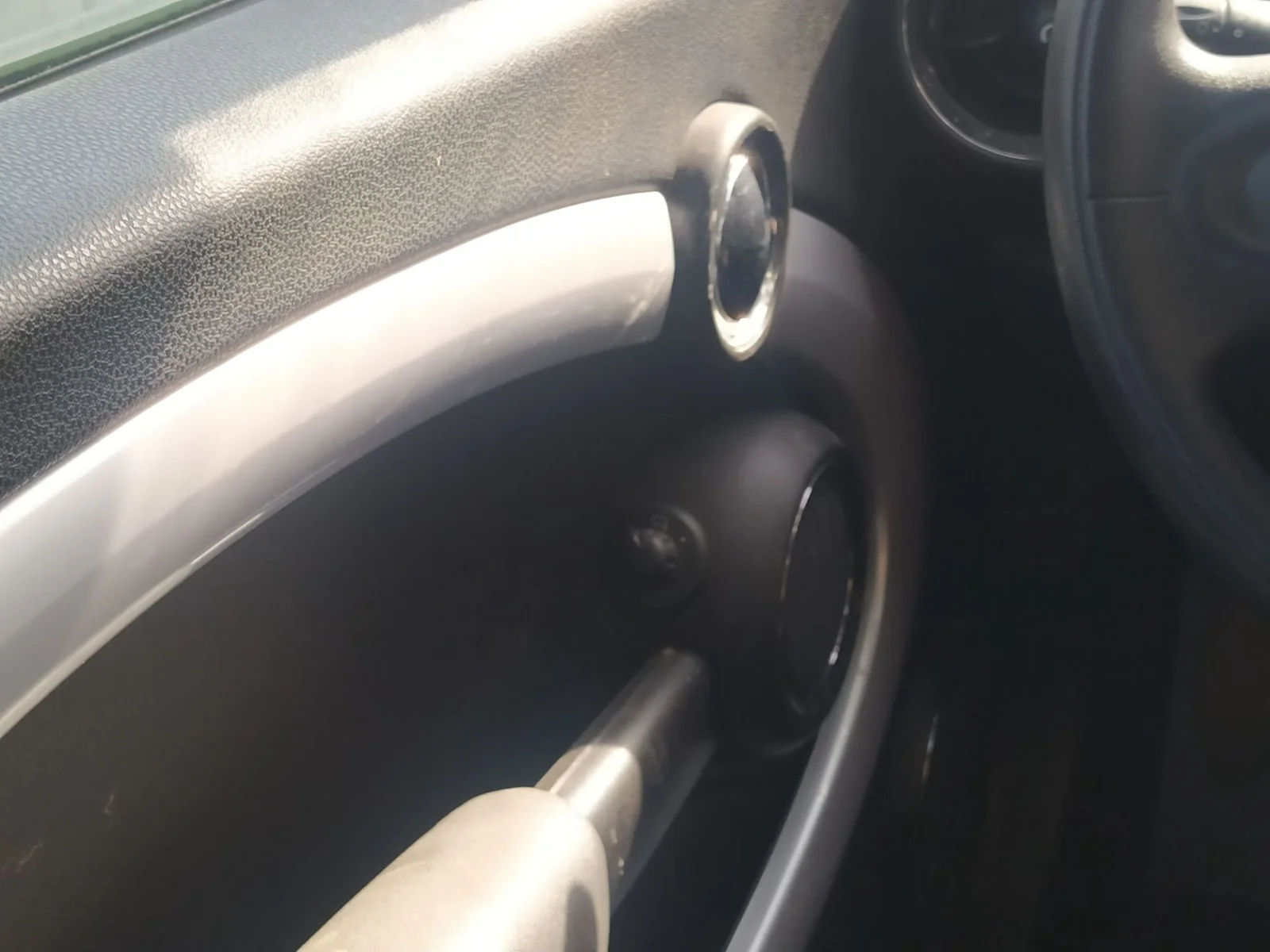 Foto de MANETA INTERIOR DELANTERA IZQUIERDA MINI MINI (R56) 1.4 16V CAT (95 CV / 70 KW) referencia 51212753717
