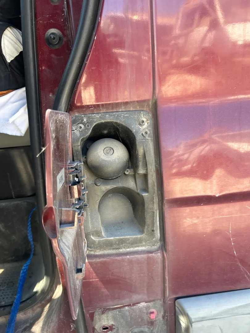 Foto de TAPA EXTERIOR COMBUSTIBLE RENAULT TRAFIC II FURGÓN 2.5 dCi Diesel CAT (135 CV / 99 KW)