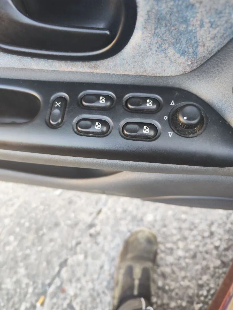 Foto de MANDO ELEVALUNAS DELANTERO IZQUIERDO RENAULT LAGUNA (B56) 2.0 (113 CV / 83 KW)