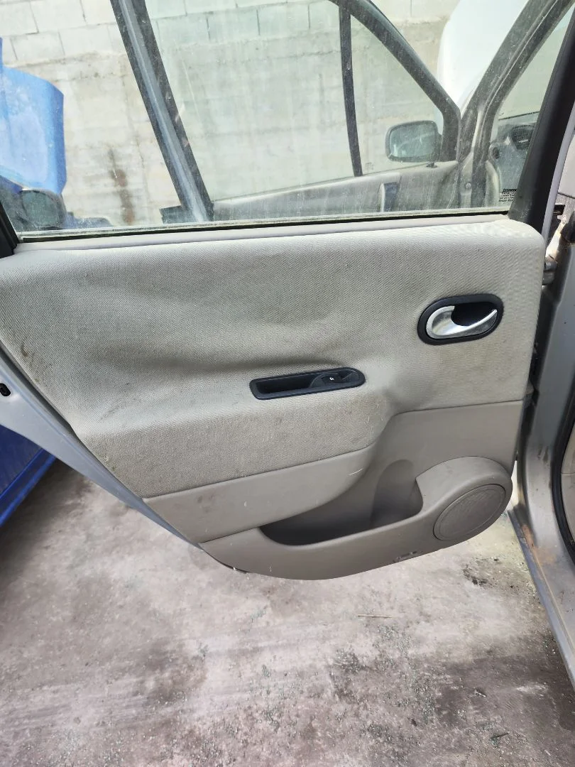 Foto de GUARNECIDO PUERTA TRASERA IZQUIERDA RENAULT SCENIC II (JM) 1.9 dCi Diesel (120 CV / 88 KW) referencia 7701056976