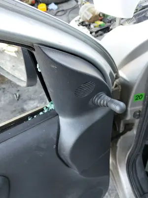 Foto de RETROVISOR IZQUIERDO OPEL CORSA C 1.2 16V CAT (Z 12 XE / LW4) (75 CV / 55 KW) foto 2