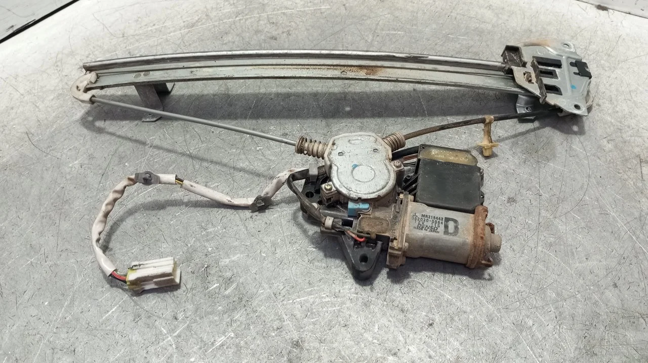 Foto de ELEVALUNAS TRASERO DERECHO MITSUBISHI GALANT BERLINA (E50) 2.5 V6 CAT (170 CV / 125 KW) referencia MR215442