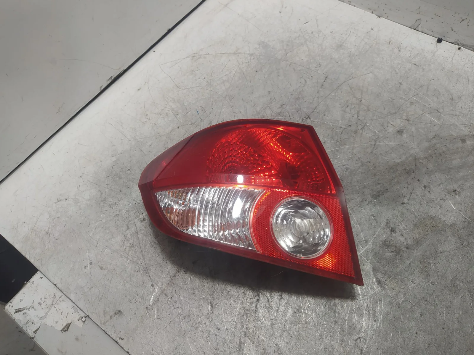 Foto de PILOTO TRASERO IZQUIERDO HYUNDAI GETZ (TB) 1.3 12V CAT (82 CV / 60 KW)