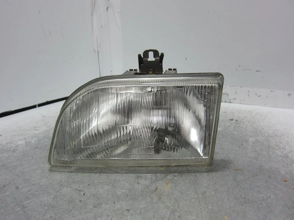 Foto de FARO IZQUIERDO FORD FIESTA BERL./COURIER 1.1 CAT (49 CV / 36 KW) referencia 0220073