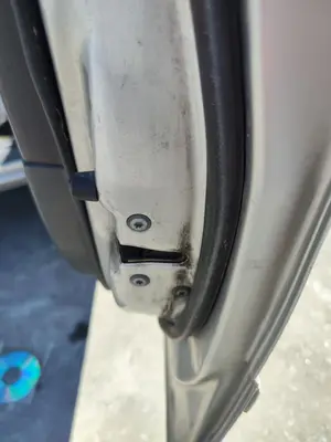 Foto de CERRADURA PUERTA DELANTERA DERECHA TOYOTA COROLLA (E11) 2.0 Turbodiesel CAT (90 CV / 66 KW) referencia 6931012550
