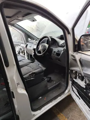 Foto de GOMAS CONTORNO PUERTA MERCEDES-BENZ VITO FURGÓN (639) 2.1 CDI CAT (109 CV / 80 KW)