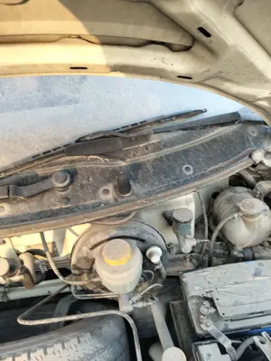 Foto de BRAZO LIMPIA DELANTERO IZQUIERDO NISSAN VANETTE CARGO 2.3 Diesel (75 CV / 55 KW)
