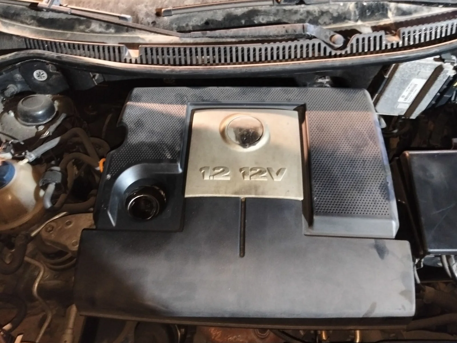 Foto de CAJA FILTRO AIRE VOLKSWAGEN POLO IV (9N1)