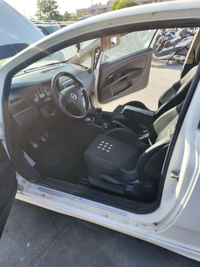 Foto de GOMAS CONTORNO PUERTA FIAT GRANDE PUNTO (199) 1.4 (95 CV / 70 KW)
