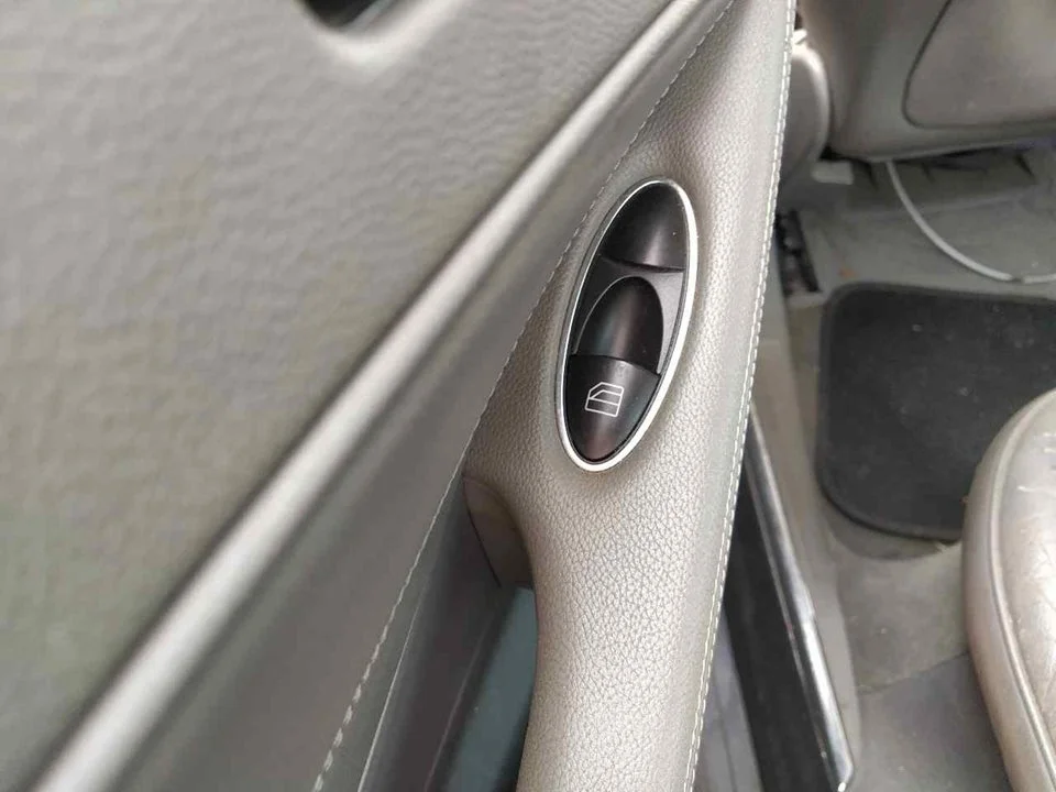 Foto de MANDO ELEVALUNAS TRASERO IZQUIERDO MERCEDES-BENZ CLS (BM 219) 5.0 V8 24V CAT (306 CV / 225 KW)