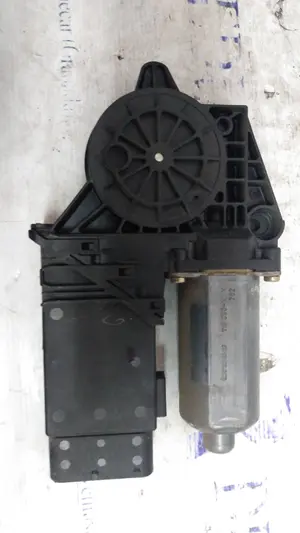 Foto de MOTOR ELEVALUNAS DELANTERO DERECHO VOLKSWAGEN PASSAT BERLINA (3B2) referencia 0130821694 foto 2