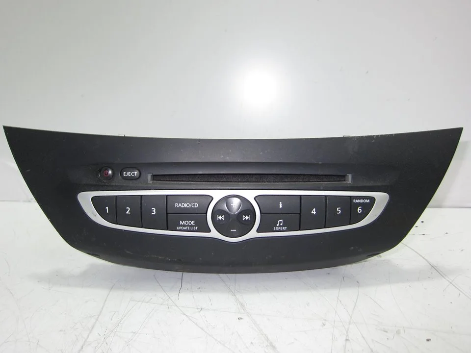 Foto de SISTEMA AUDIO / RADIO CD RENAULT LAGUNA III BERLINA 2.0 dCi Diesel CAT (131 CV / 96 KW) referencia 281150013R