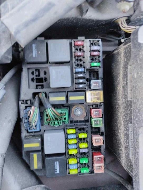 Foto de CAJA RELES / FUSIBLES FORD MONDEO BERLINA (GE) 3.0 V6 24V CAT (226 CV / 166 KW) referencia 71544754