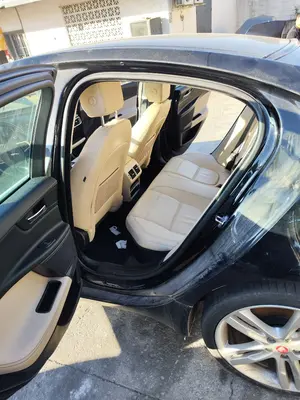 Foto de GOMAS CONTORNO PUERTA JAGUAR XE 2.0  Turbo CAT (200 CV / 147 KW)