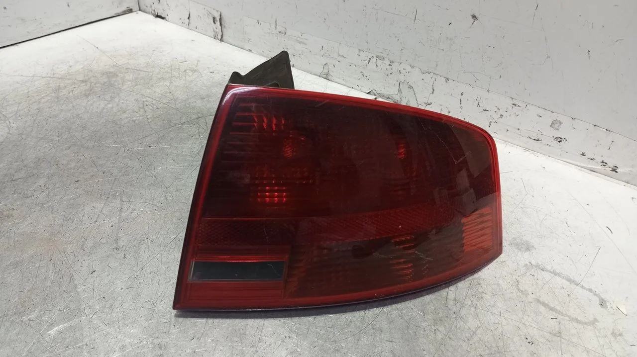 Foto de PILOTO TRASERO DERECHO AUDI A4 BERLINA (8E) 2.0 16V TDI (170 CV / 125 KW) referencia R965070