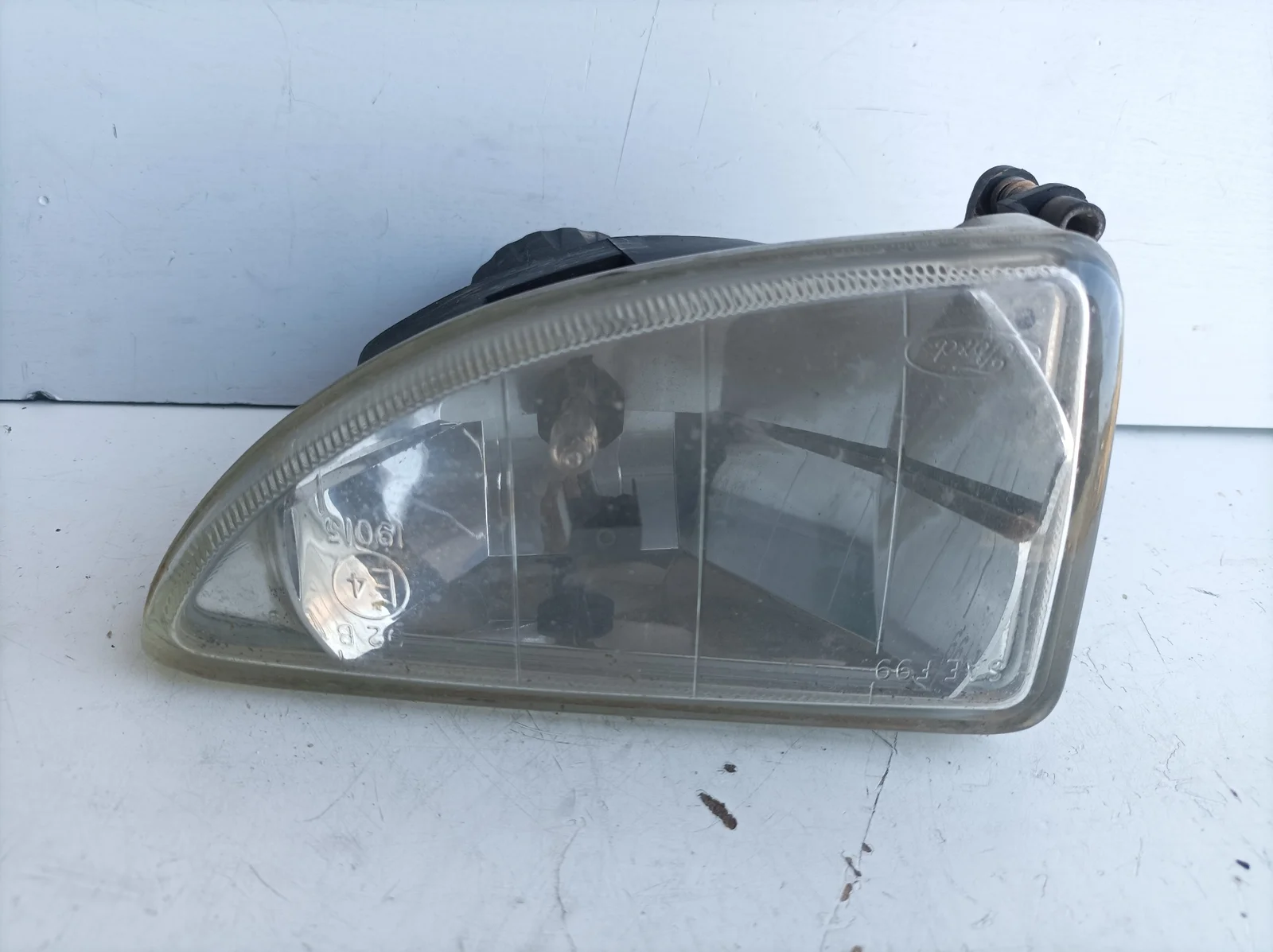 Foto de FARO ANTINIEBLA IZQUIERDO FORD FOCUS BERLINA (CAK) 1.6 16V CAT (101 CV / 74 KW) referencia XS4115201A