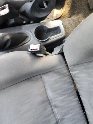 Foto de ENGANCHE CINTURON DELANTERO IZQUIERDO FORD FOCUS FAMILIAR (CAK) 1.8 TDCi Turbodiesel CAT (116 CV / 85 KW)