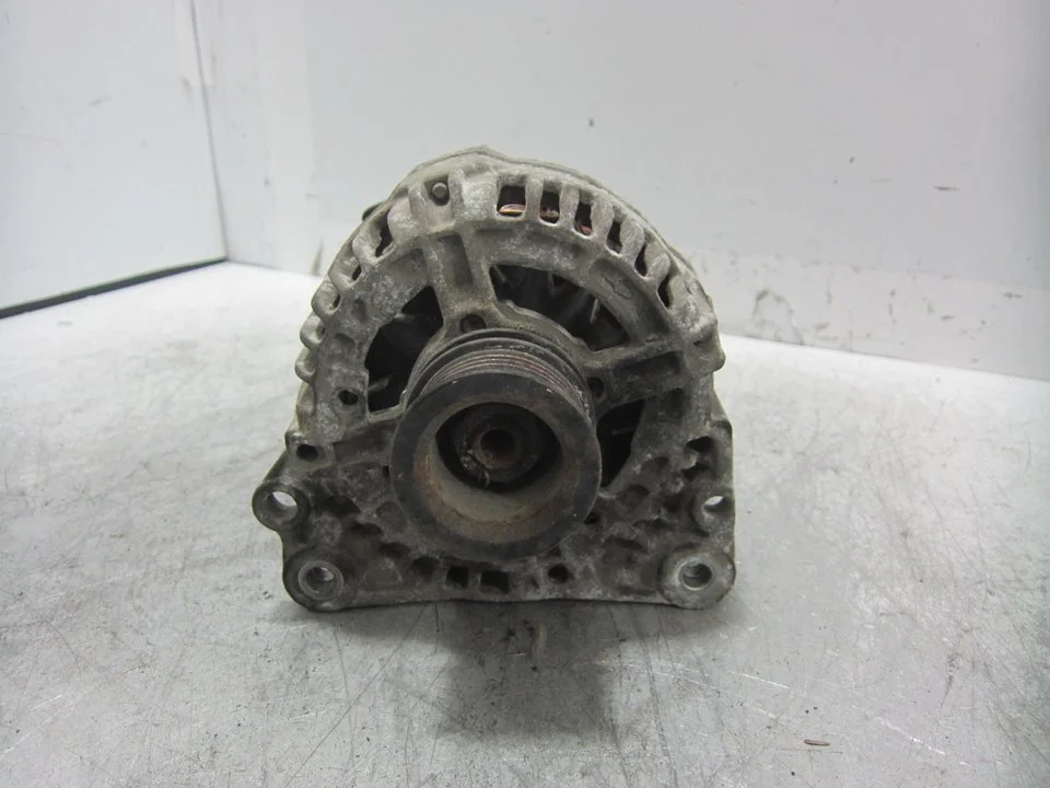 Foto de ALTERNADOR VOLKSWAGEN POLO V (6C1) 1.0 (75 CV / 55 KW) referencia 037903025M
