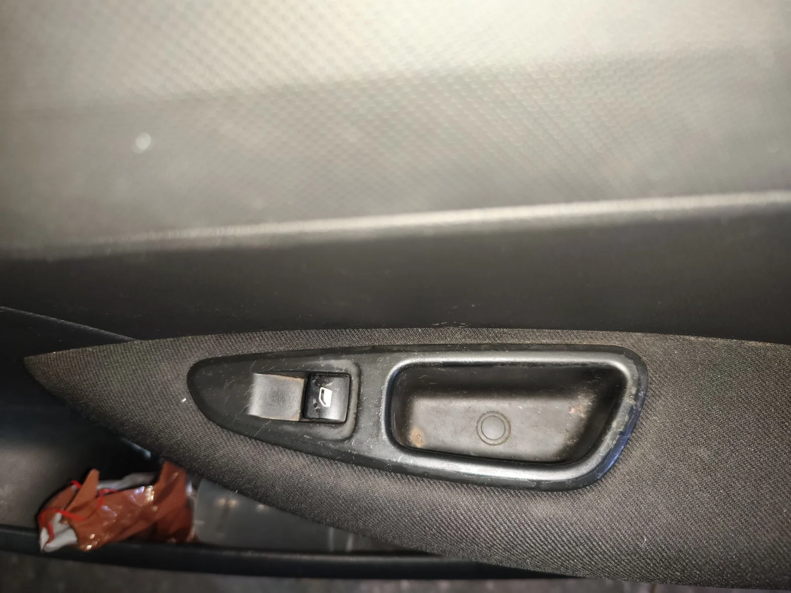 Foto de MANDO ELEVALUNAS TRASERO DERECHO PEUGEOT 308 SW 1.6 HDi FAP CAT (9HZ / DV6TED4) (109 CV / 80 KW) referencia 96565185XT