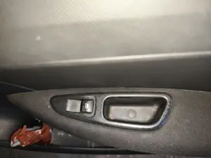 Foto de MANDO ELEVALUNAS TRASERO DERECHO PEUGEOT 308 SW 1.6 HDi FAP CAT (9HZ / DV6TED4) (109 CV / 80 KW) referencia 96565185XT