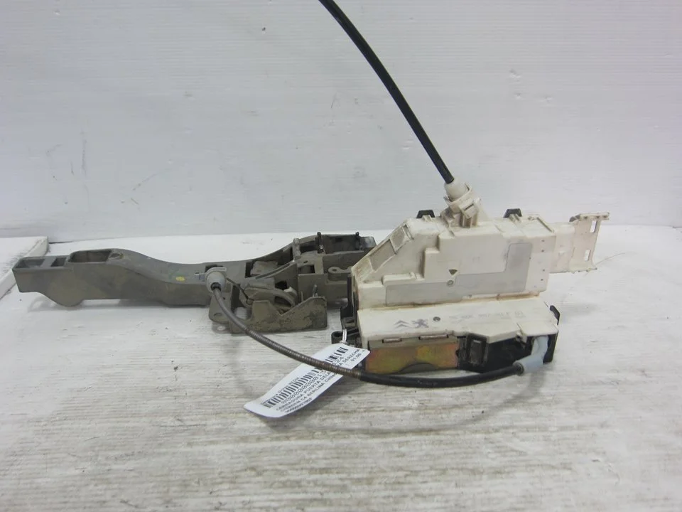 Foto de CERRADURA PUERTA DELANTERA DERECHA CITROEN C4 BERLINA 1.6 16V CAT (NFU / TU5JP4) (109 CV / 80 KW) referencia 9660699780F