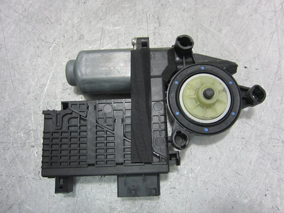 Foto de MOTOR ELEVALUNAS DELANTERO DERECHO CITROEN GRAND C4 PICASSO 1.6 16V HDi FAP (109 CV / 80 KW) referencia 9654087580