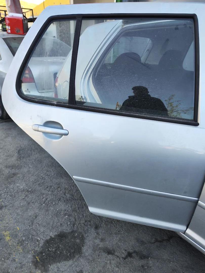 Foto de PUERTA TRASERA DERECHA VOLKSWAGEN GOLF IV BERLINA (1J1)(10.1997) 1.9 TDI (131 CV / 96 KW)