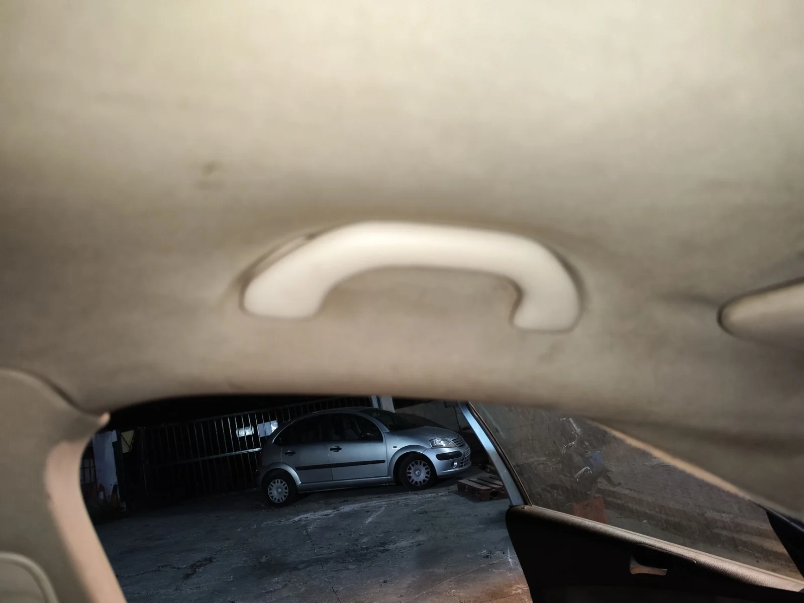 Foto de ASIDERO TECHO DELANTERO IZQUIERDO VOLKSWAGEN PASSAT BERLINA (3C2) 2.0 TDI (140 CV / 103 KW) referencia 1K0857607M