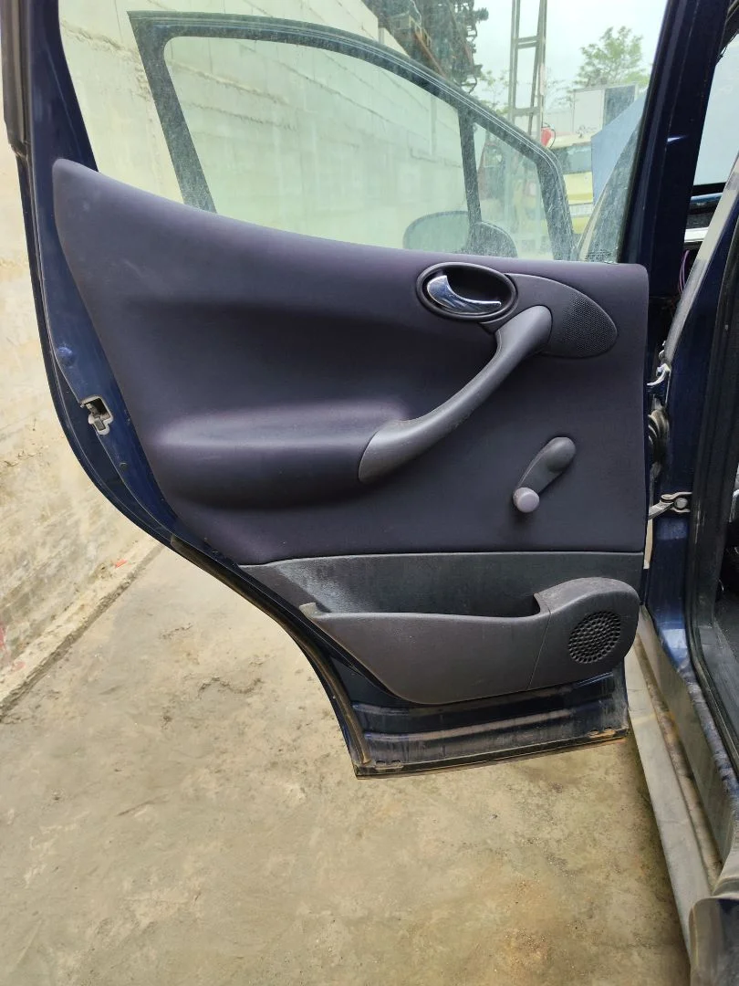 Foto de GUARNECIDO PUERTA TRASERA IZQUIERDA MERCEDES-BENZ CLASE A (BM 168) 1.4 CAT (82 CV / 60 KW) referencia A1687304570 7F31