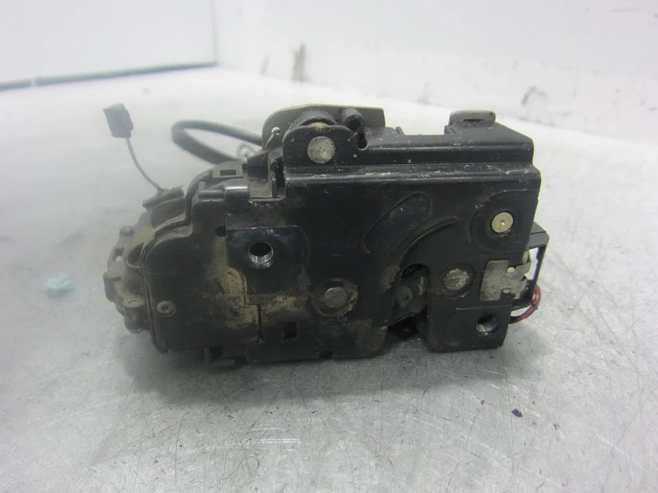 Foto de CERRADURA PUERTA TRASERA DERECHA VOLKSWAGEN GOLF IV BERLINA (1J1)(10.1997) 1.9 TDI (101 CV / 74 KW) referencia 3B4839016A