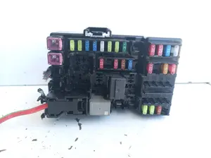 Foto de CAJA RELES / FUSIBLES OPEL CORSA E referencia 2B0Z4010F