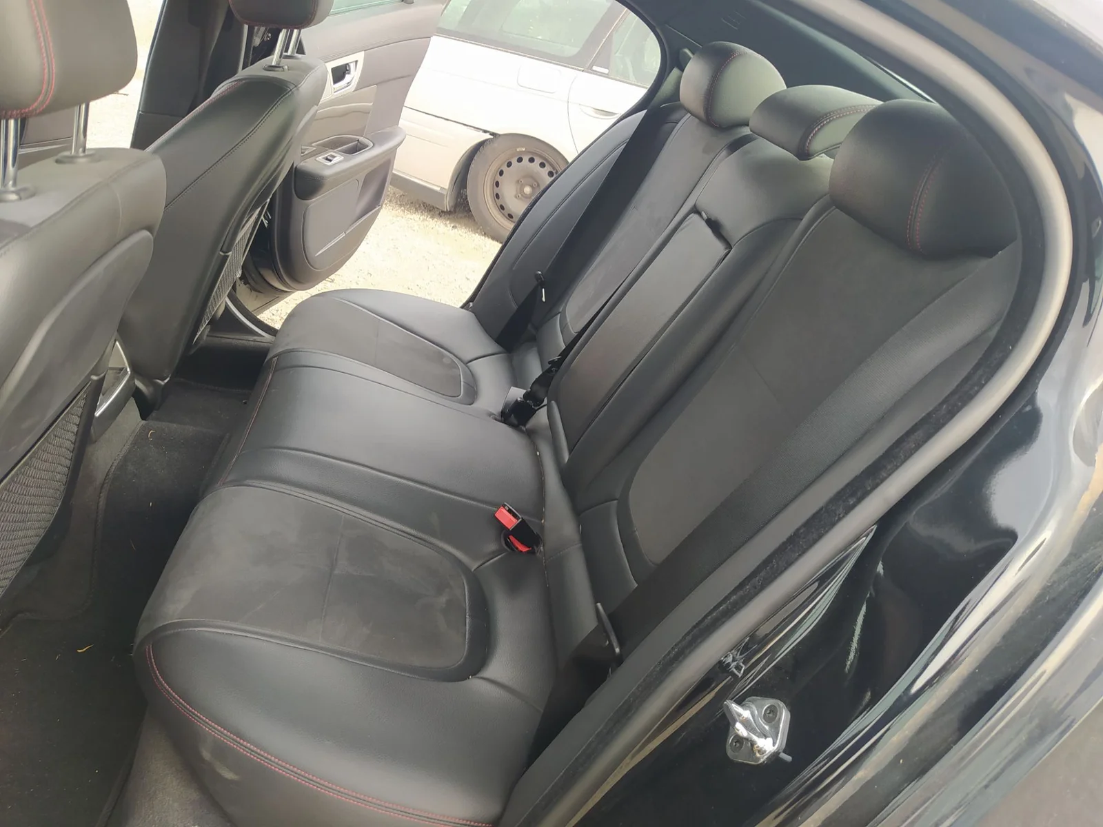 Foto de ENGANCHE CINTURON TRASERO IZQUIERDO JAGUAR XF 3.0 V6 Diesel CAT (241 CV / 177 KW)