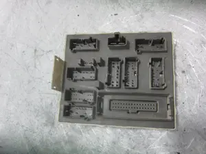 Foto de CAJA RELES / FUSIBLES FORD TOURNEO CONNECT (TC7) 1.8 TDCi CAT (90 CV / 66 KW) referencia 2T1T14A073BD foto 8
