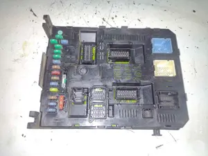 Foto de CAJA RELES / FUSIBLES CITROEN C4 BERLINA 1.6 16V HDi (90 CV / 66 KW) referencia 9661940480 foto 4