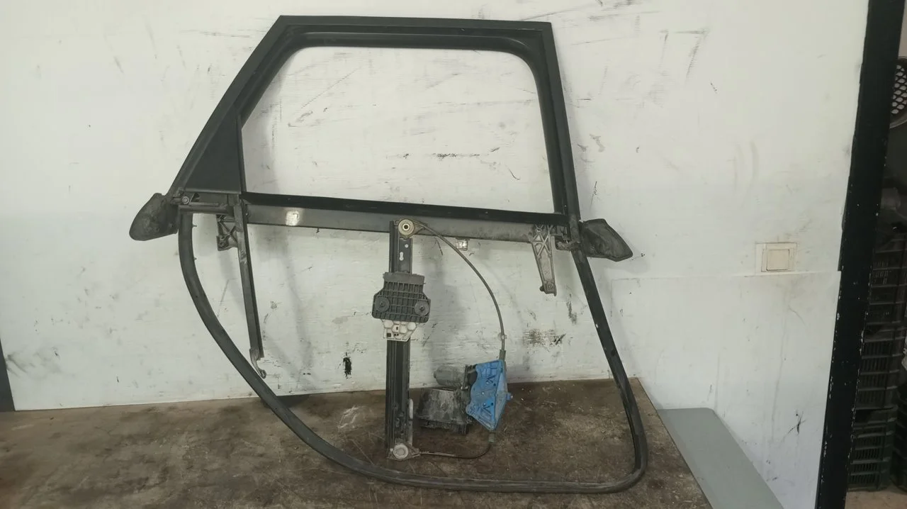 Foto de ELEVALUNAS TRASERO DERECHO AUDI A4 BERLINA (8E) 1.9 TDI (131 CV / 96 KW) referencia 8E0839462C