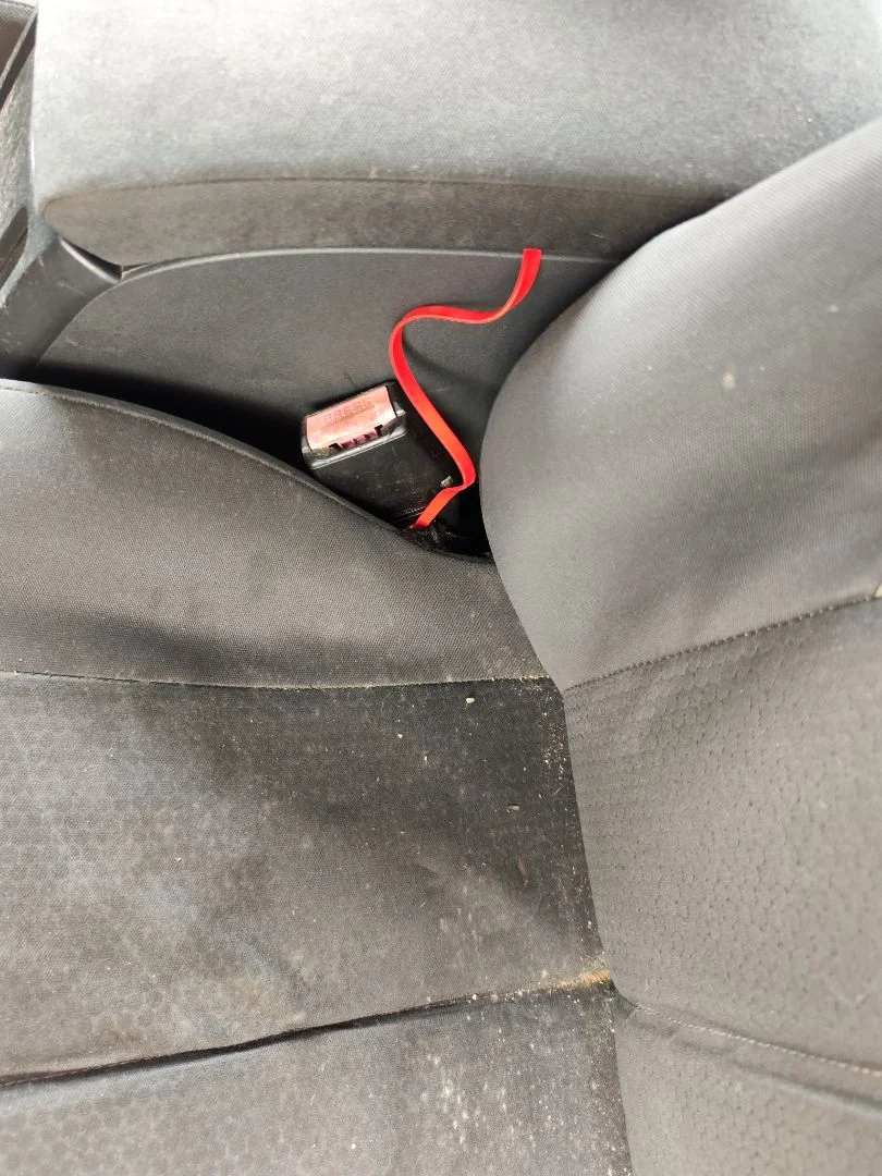 Foto de ENGANCHE CINTURON DELANTERO IZQUIERDO RENAULT MEGANE II BERLINA 5P 1.6 CAT (113 CV / 83 KW)