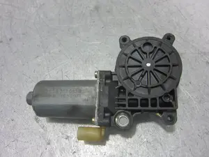 Foto de MOTOR ELEVALUNAS DELANTERO IZQUIERDO BMW SERIE 3 BERLINA (E46) 2.0 16V Diesel CAT (136 CV / 100 KW) referencia 0130821746 foto 4