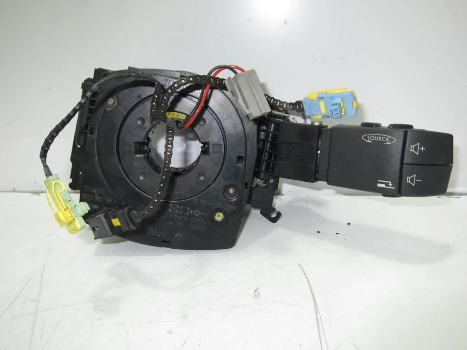 Foto de MANDO MULTIFUNCION RENAULT ESPACE IV (JK0) 2.2 dCi Turbodiesel (150 CV / 110 KW) referencia 8200260781