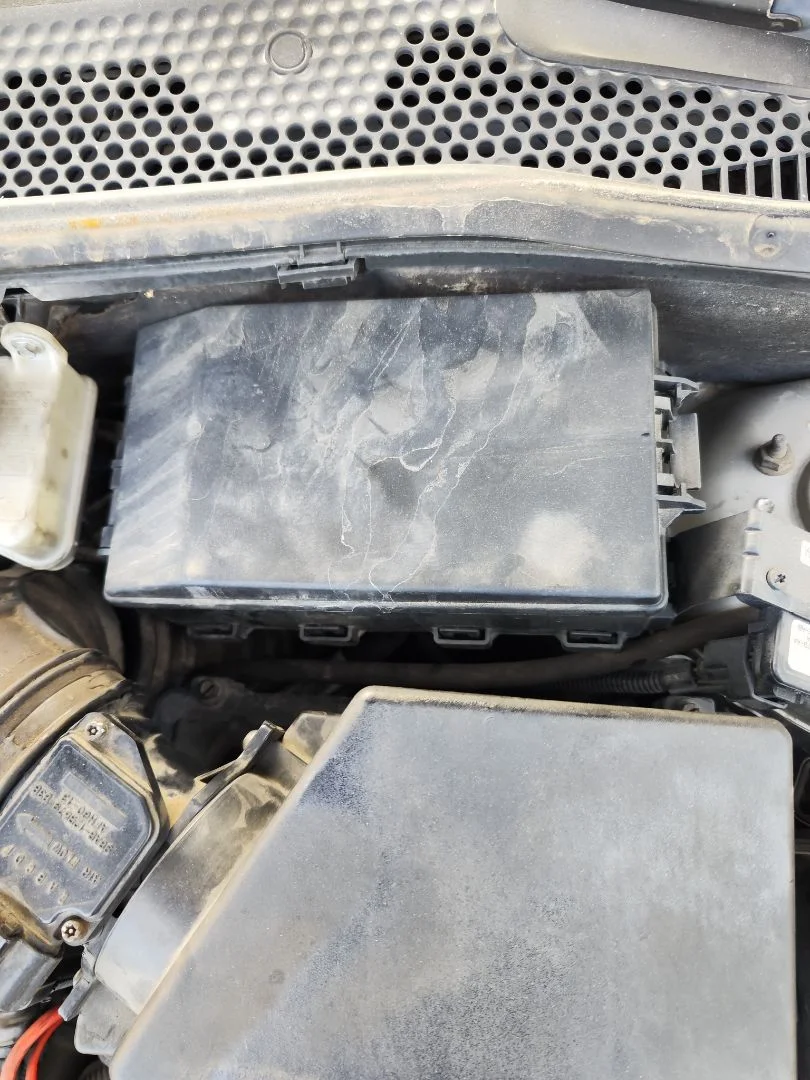 Foto de CAJA RELES / FUSIBLES FORD FOCUS FAMILIAR (CAK) 1.8 TDCi Turbodiesel CAT (116 CV / 85 KW)