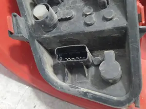 Foto de PILOTO TRASERO DERECHO RENAULT CLIO III 1.5 dCi Diesel (68 CV / 50 KW) referencia 8200776050 foto 6