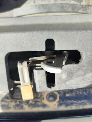 Foto de CERRADURA CAPO VOLVO V50 FAMILIAR 2.0 Diesel CAT (136 CV / 100 KW)