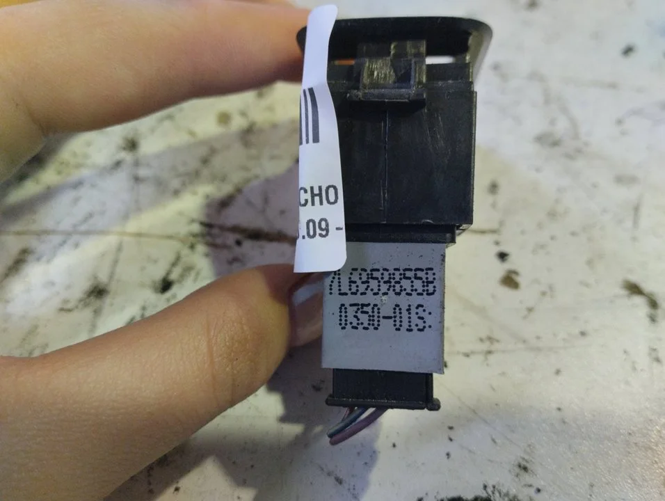Foto de MANDO ELEVALUNAS DELANTERO DERECHO VOLKSWAGEN POLO V (6R1) referencia 6R0867255B