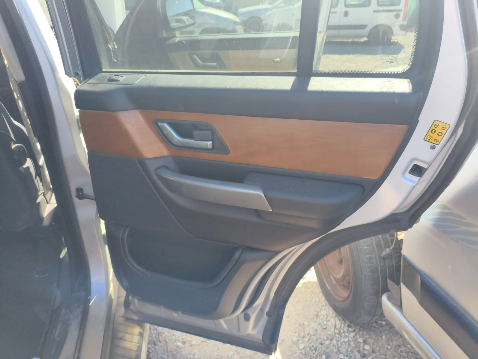 Foto de GUARNECIDO PUERTA TRASERA DERECHA LAND ROVER RANGE ROVER SPORT 4.4 V8 CAT (299 CV / 220 KW) referencia LR016881