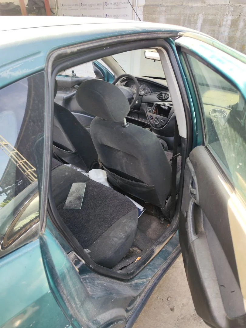 Foto de GOMAS CONTORNO PUERTA FORD FOCUS BERLINA (CAK) 1.6 16V CAT (101 CV / 74 KW)